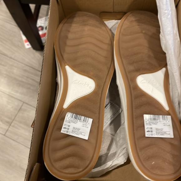 Clarks cloud steppers canvas slip on ..size 71/2 Natural color - Picture 2 of 2